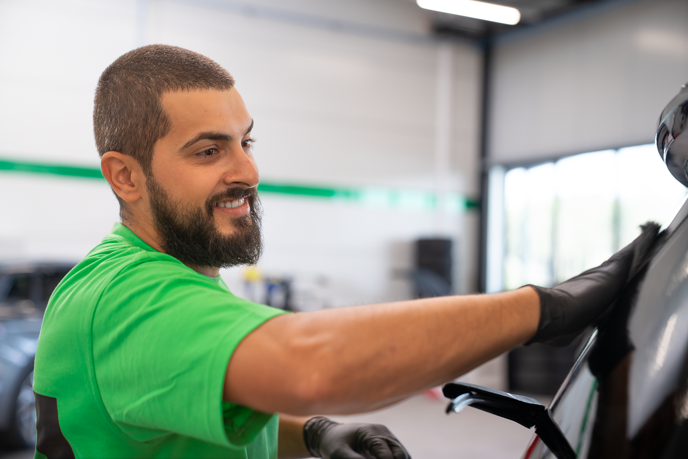 Danz Mitarbeiter reinigt Fahrzeug.