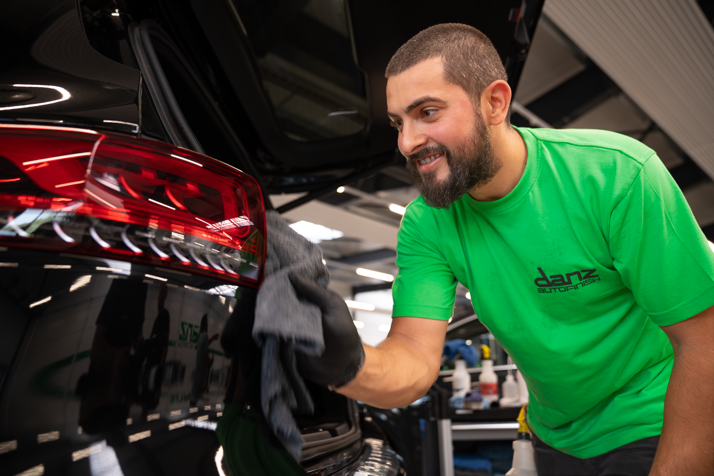 Danz Mitarbeiter reinigt Fahrzeug