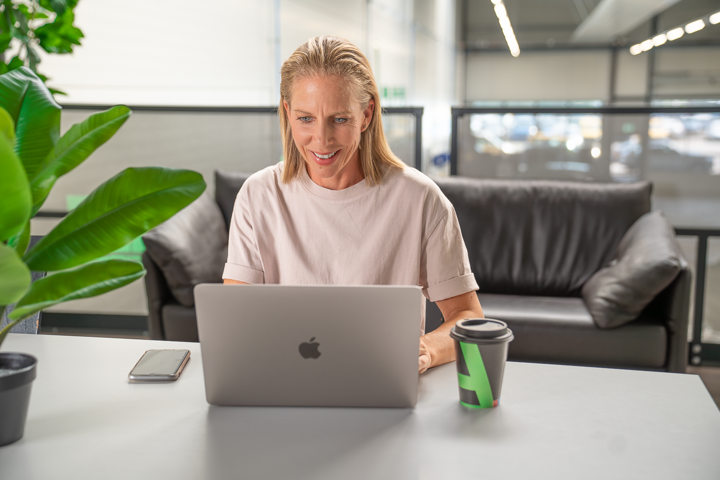 Kunde wartet, arbeitet an Notebook.
