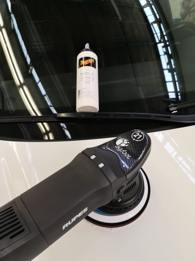 Polierer auf Autohaube